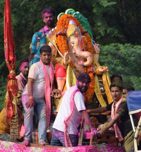 Chambal coast echoed with cheers, devotees bid farewell to Ganpati Bappa...see photos
