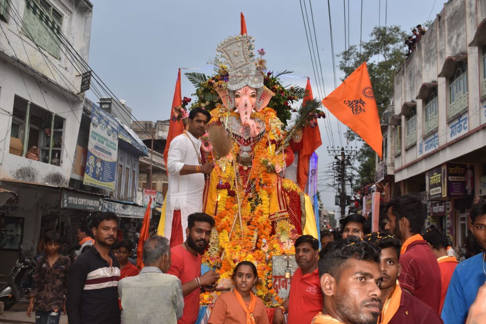 शहर में निकला ऐसा जूलूस देखने उमड़े हजारों लोग...देखें वीडियो