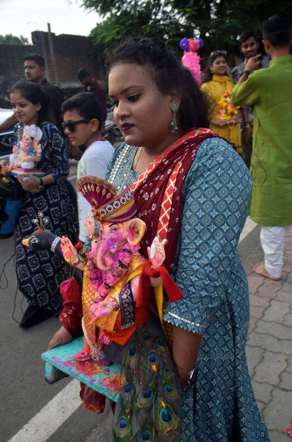  विर्सजन का क्रम जारी 