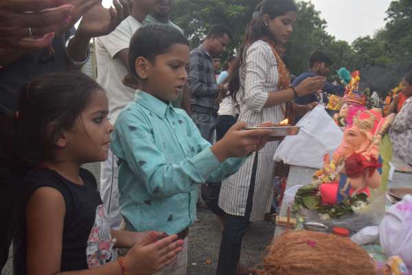  विर्सजन का क्रम जारी 