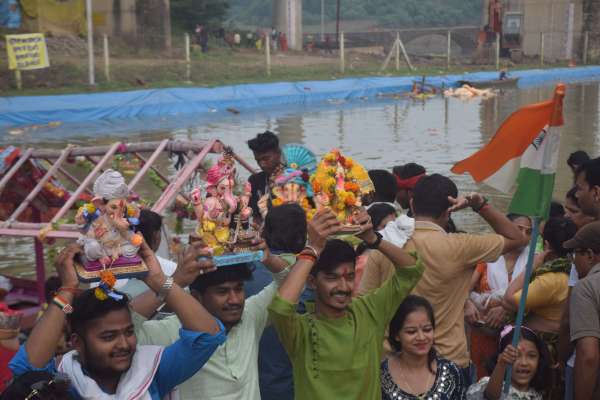  विर्सजन का क्रम जारी  