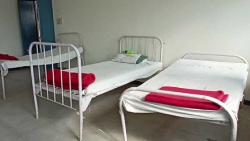 सीएचसी में सुरक्षाकर्मी निर्वस्त्र सोता मिला