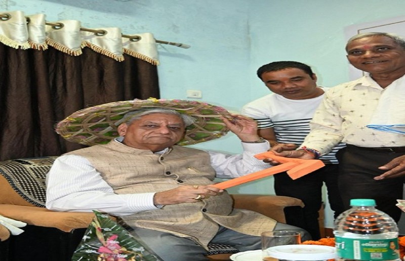 किसान स्कूल के संचालक ने खुमारी पहनकर किया स्वागत