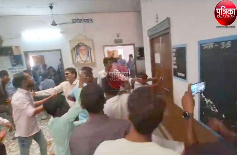 Watch Video: यहां चार वर्ष की छात्रा से छेड़छाड़ पर शिक्षक गिरफ्तार, गुस्साए लोगों ने स्कूल में जमकर की तोड़फोड़