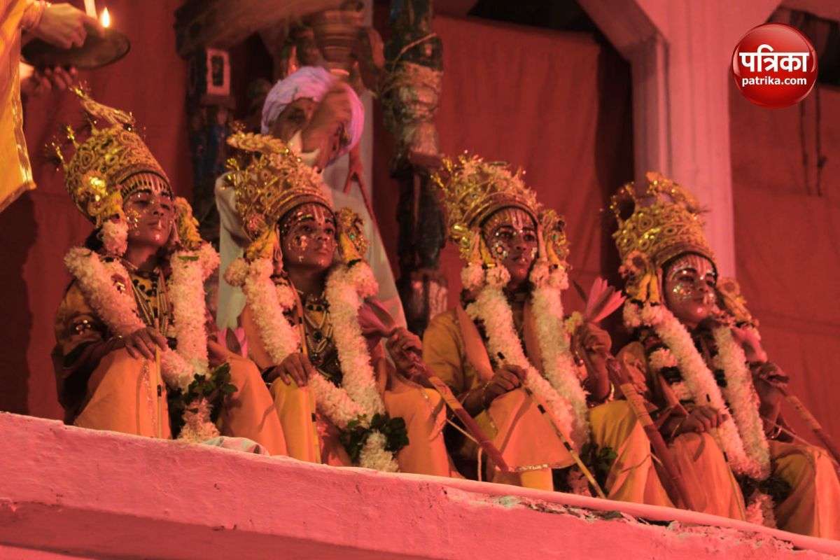 Ramnagar Ramleela: आधुनिकता से दूर, मसाल के प्रकाश में जन्मे राम, देखें
एक्सक्लूसिव तस्वीरें