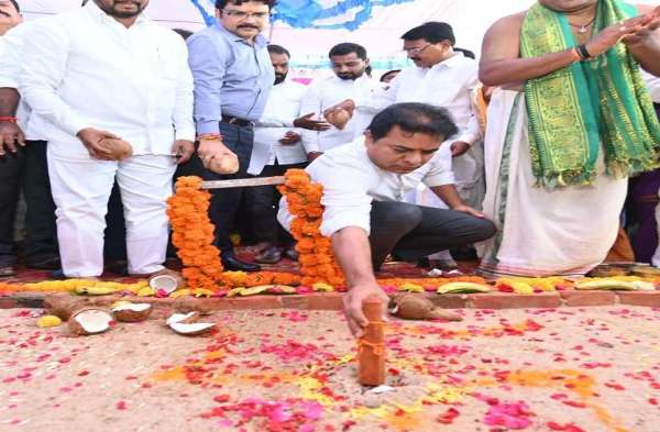 तेलंगाना के सूचना प्रौद्योगिकी (आईटी) और उद्योग मंत्री के.टी. रामाराव (केटीआर) ने शुक्रवार को वानापर्थी जिले के सांकिरेड्डी पल्ली में ऑयल फार्म फैक्ट्री के शिलान्यास समारोह के दौरान इस बात पर जोर दिया कि पालमुरु का अर्थ है ‘नाडु (पहले) प्रवासन आज सिंचाई’। उन्होंने पालमुरु के किसानों की भविष्य में उल्लेखनीय उपलब्धि हासिल करने की क्षमता पर आशा व्यक्त की। उन्हाेंने कहा कि केसीआर के दूरदर्शी दृष्टिकोण में कृषि की स्थिरता सुनिश्चित करने के लिए वैकल्पिक फसलों को बढ़ावा देना शामिल है। किसानों के पारंपरिक फसलों से दूर जाने की संभावना को ध्यान में रखते हुए, सरकार सक्रिय रूप से फसल चक्र के माध्यम से कृषि को बढ़ावा दे रही है।