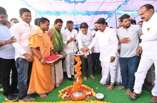 केटीआर ने कहा कि कृषि मंत्री निरंजन रेड्डी और विधायक अल्ला वेंकटेश्वर रेड्डी ने कहा कि चुनौतियों का सामना करते हुए व्यक्तिगत रूप से पाम ऑयल की खेती कर रहे हैं। उनकी यह पहल सराहनीय है क्योंकि वे सरकार को महत्वपूर्ण अंतर्दृष्टि प्रदान करते हैं। केटीआर ने कहा कि पाम ऑयल की खेती को प्रोत्साहित करने के लिए, सरकार 14 कंपनियों के साथ सहयोग कर रही है और किसानों को समर्थन देने के लिए सुलभ कारखाने स्थापित करेगी। पाम ऑयल की वृद्धि के चार वर्षों के दौरान अंतरफसलों की खेती की जा सकती है जिससे वार्षिक आय एक लाख से अधिक हो सकती है।