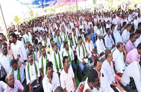 उन्होंने मंत्री रेड्डी ने कृषि के प्रति केसीआर की प्रतिबद्धता, विशेष रूप से फसल चक्र के माध्यम से और ताड़ के तेल की खेती को बढ़ावा देने पर प्रकाश डाला। देश की वार्षिक तेल मांग 2.2 करोड़ टन है, जिसमें से अधिकांश आयात किया जाता है। सरकार ने केवल दो वर्षों में हजारों एकड़ जमीन को कवर करते हुए ऑयल पाम की खेती के लिए कंपनियों को क्षेत्र आवंटित किए हैं। ऑयल पाम की कीट-प्रतिरोधी प्रकृति इसे एक व्यवहार्य विकल्प बनाती है। पलामूरू जिला के अंकिरेड्डीपल्ली में 40 एकड़ में फैली पहली फैक्ट्री ऑयल पाम की खेती को और बढ़ावा देगी। सरकार कारखाने की जरूरतों को पूरा करने के लिए किसानों को पाम तेल की खेती अपनाने के लिए प्रोत्साहित करने के लिए प्रतिबद्ध है।