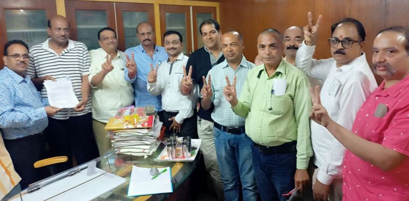 चेंबर चुनाव : अग्रवाल पूर्व अध्यक्ष जैन के साथ पर्चा दाखिल करने पहुंचे