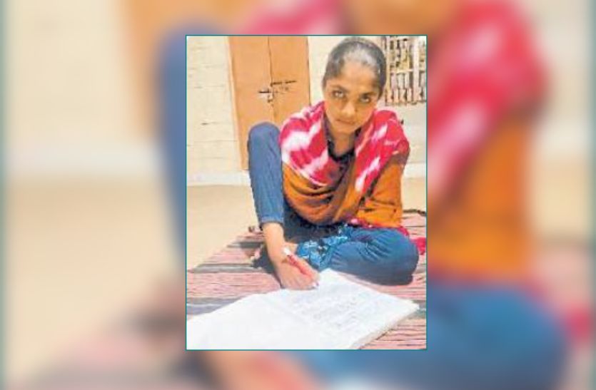 leeladhar_wrote_on_his_feet_in_employment_camp_in_bikaner.jpg