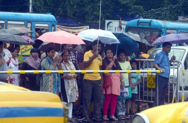 मौसम विभाग के अनुसार बंगाल की खाड़ी में तैयार हुए कम दबाव के कारण राज्य भर में नए सिरे से बारिश शुरू हो गई है। उत्तर से लेकर दक्षिण बंगाल तक के सभी जिलों में रुक-रुक कर बारिश हो रही है।