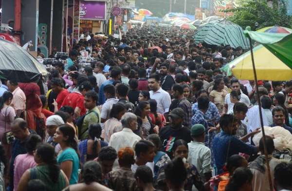 दुर्गापूजा की खरीदारी को लेकर रविवार को लोग न्यूमार्केट, श्यामबाजार, गरियाहाट व अन्य शॉपिंग सेंटर में उमड़ पड़े। घने बादलों और रिमझिम की उपेक्षा कर बड़ी संख्या में लोगों ने दुर्गापूजा की खरीदारी की।