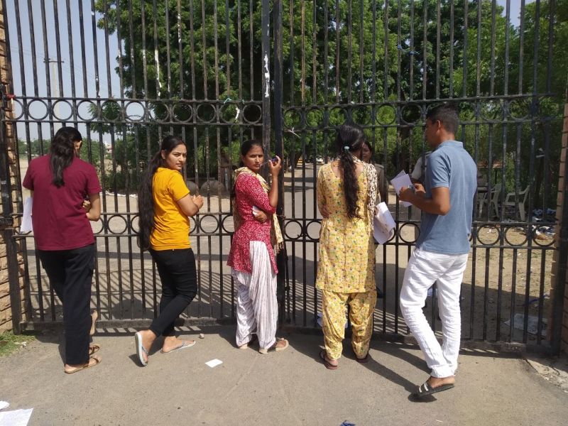 नहीं मिला प्रवेश...देरी से आने वाले अभ्यर्थी सेंटर के गेट पर खड़े 