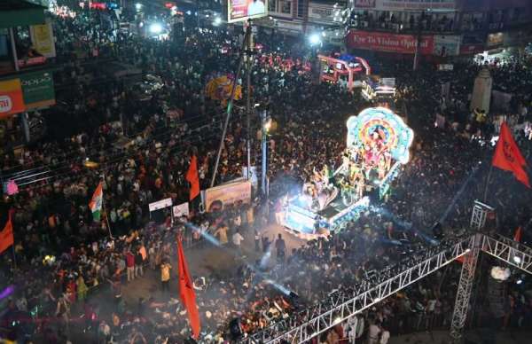 हम भगवान गणेश जी से प्रार्थना करते हैं कि हमें अधिक बुद्धि प्रदान करें और हमारे जीवन को ज्ञान से रोशन कर दें।