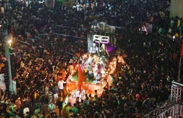 हम आपके सामने नतमस्तक होते हैं। इसी भाव से हजारों भक्त शनिवार को गणपति झांकी के दर्शन को उमड़े? रात 12 बजे जयस्तम्भ चौक पर मानों तिल धरने की जगह नहीं बची।