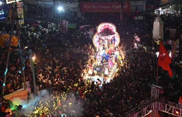 यह श्रृंखला रविवार की सुबह तक चलता रहा।