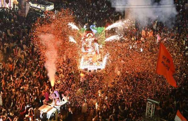 शहर के शारदा चौक से जय स्तंभ चौक, मालवीय रोड़, सदर बाजार होते हुए झांकी महादेव घाट तक पहुंची।