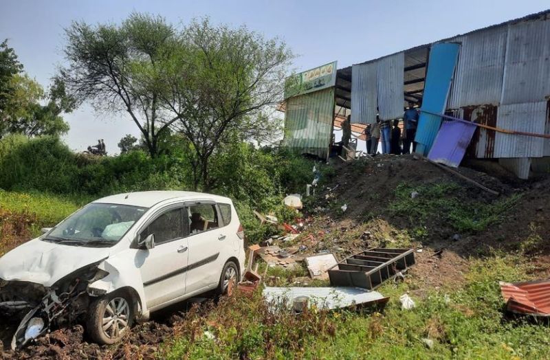 #Ratlam हाईवे पर तेज रफ्तार दौड़ती कार अचानक ढाबे में जा घुसी, एक की मौत