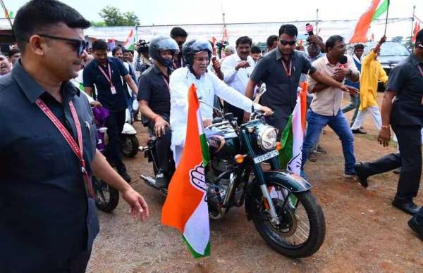 मुख्यमंत्री भूपेश बघेल ने चलाया बुलेट 