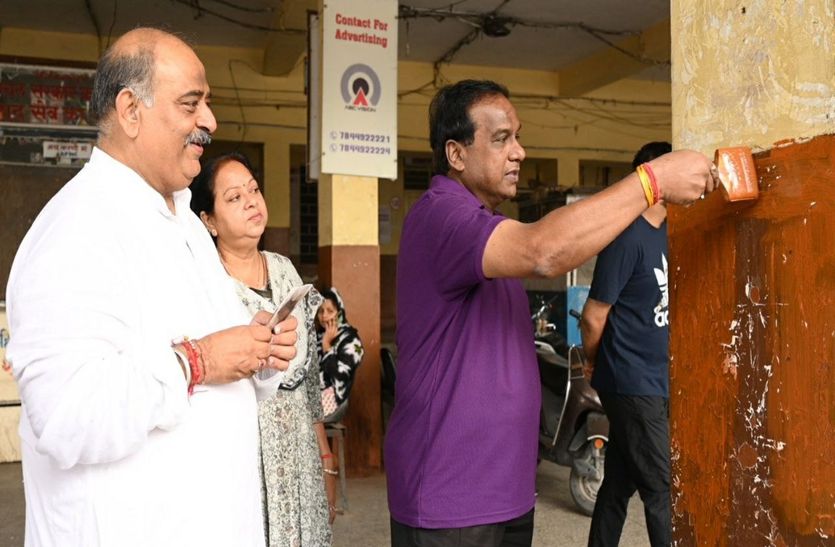 बस स्टैंड पर किया श्रमदान, वॉल पेंटिंग से किया जागरूक