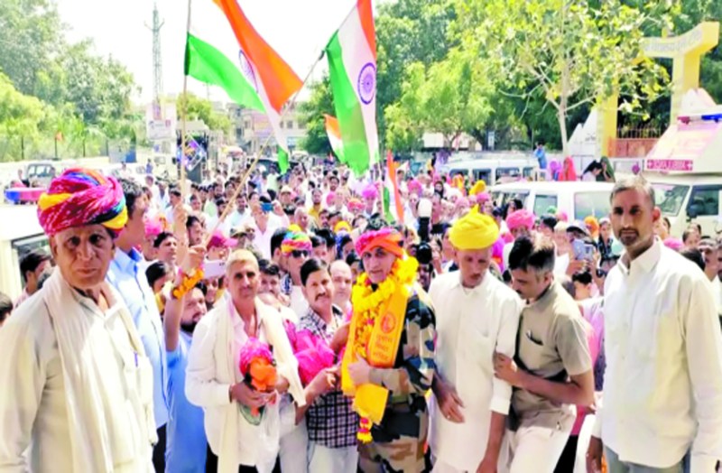 चौथी पीढ़ी में सेवानिवृत हुए कैप्टन का स्वागत, तीन किमी तिरंगायात्रा में उमड़ा सैलाब