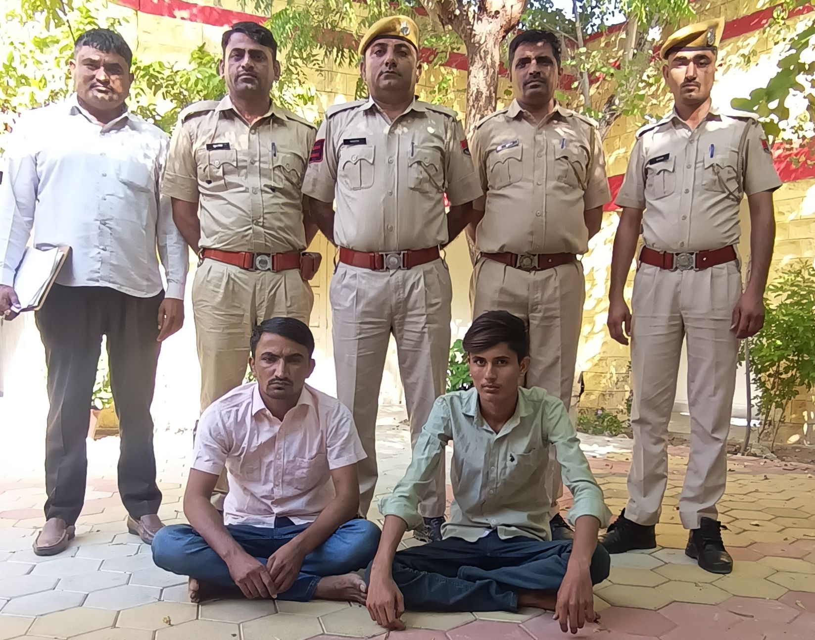 महाराष्ट्र से चोरी लग्जरी वाहन बाड़मेर में बरामद, दो गिरफ्तार