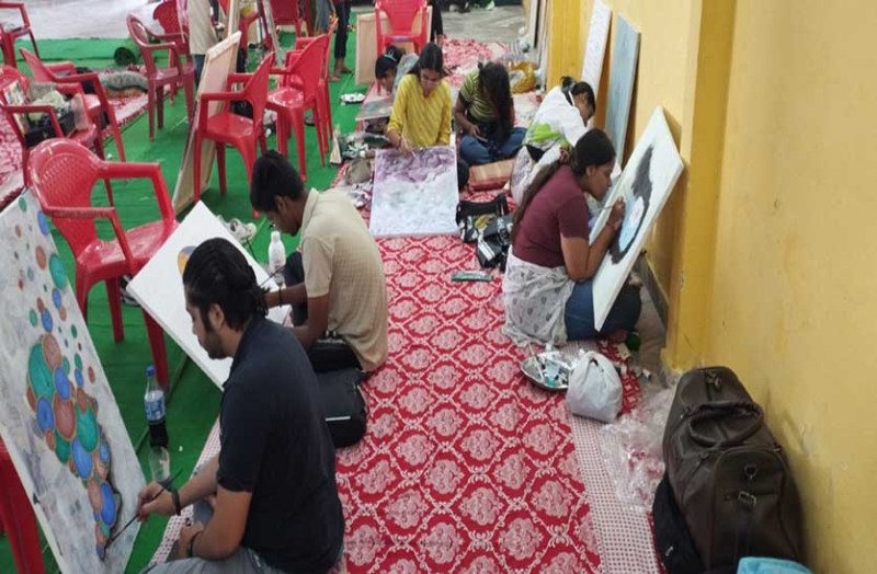 देश विदेश से पहुंचे कलाकार, कैनवास में भरे रंग