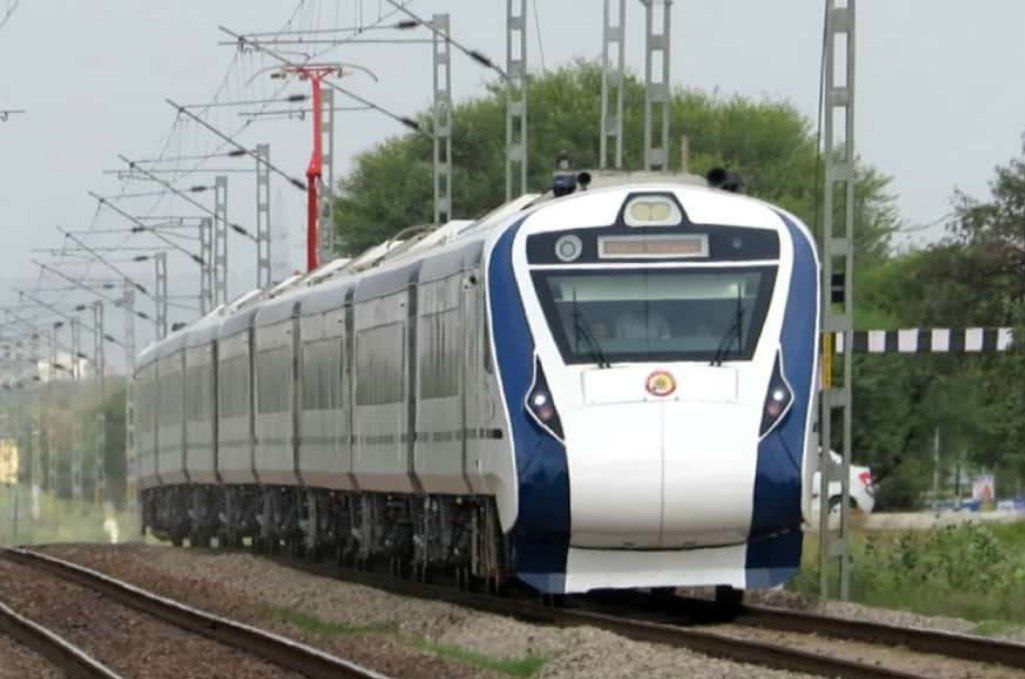 पटरी पर रखे कीले व पत्थर, वंदे भारत को रोकने की कोशिश