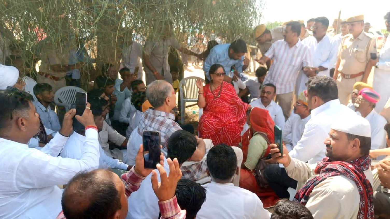 हेलीकॉप्टर में तकनीकी खराबी, वसुंधरा राजे ने हेलीपेड पर जमाई चौपाल