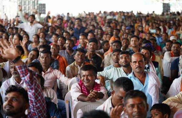 लोगों की उमड़ी भीड़ 