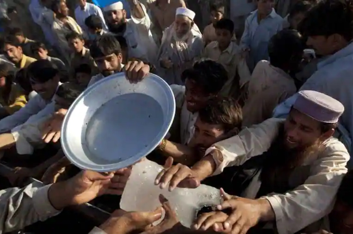 pakistani_facing_economic_crisis_1.jpg