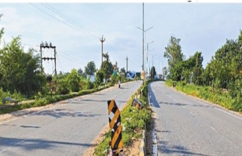 हादसों को न्यौता... कहीं लाइट नहीं तो कहीं खंभे गायब, शाम होते ही अंधेरे में डूब जाता है नेशनल हाइवे