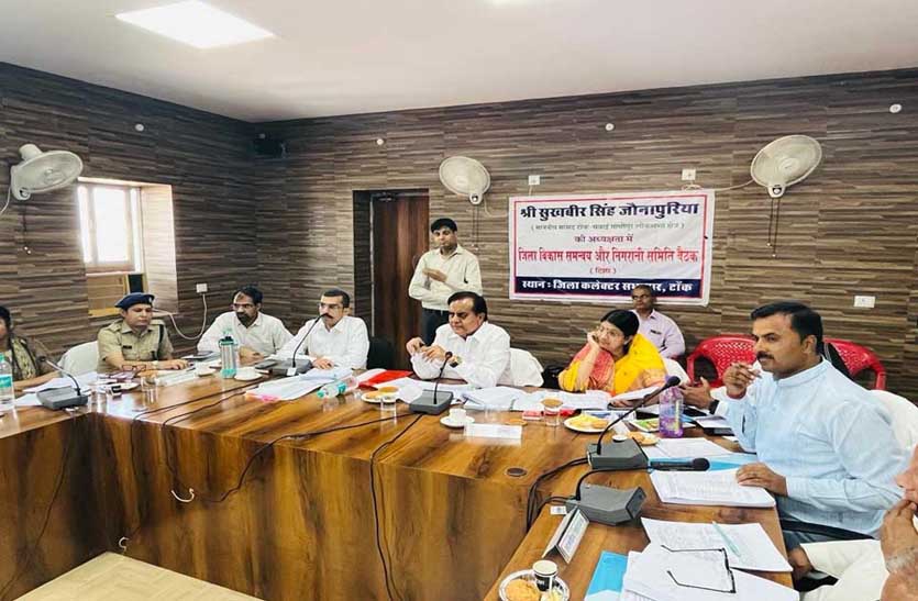 दिशा की बैठक में सांसद ने लगाए आरोप: कहा अवैध बजरी के नाकों पर नहीं हो रही कार्रवाई