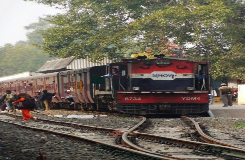 मुंबई से इटारसी, भोपाल होकर यूपी जाने वाली ट्रेनों में नो रूम, नवरात्रि के पहले
ही उमड़ने लगी भीड़