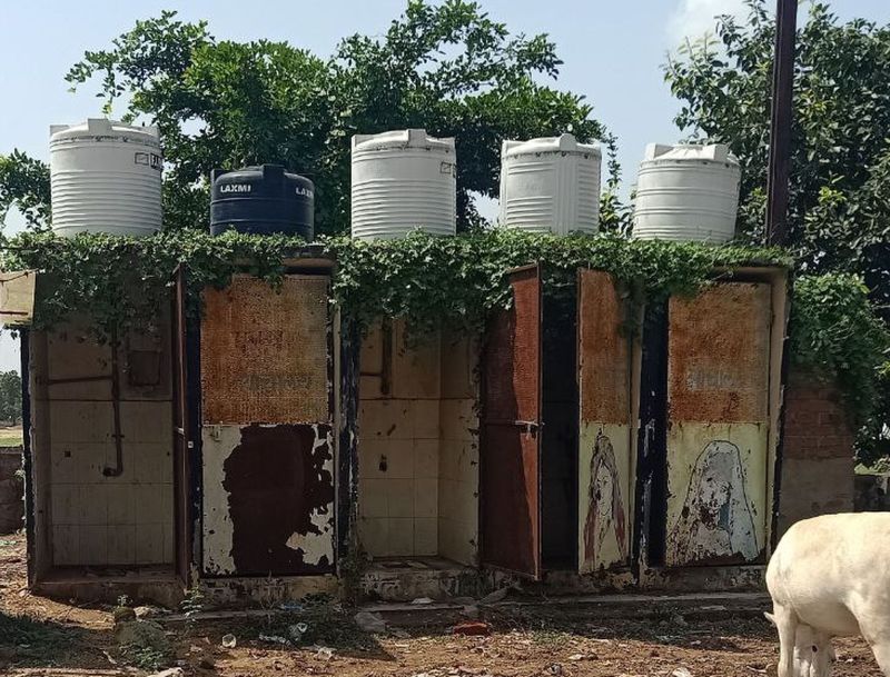 शौचालय बनाने के बाद भूल गई नगर परिषद सिरोही, अब धूल फांक रहे शौचालय, जिम्मेदारों की अनदेखी