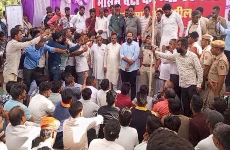 नाबालिग से गैंगरेप व हत्या के विरोध में दो जिलों के तीन कस्बे रहे बंद, 25 लाख रुपए मिलेगा मुआवजा