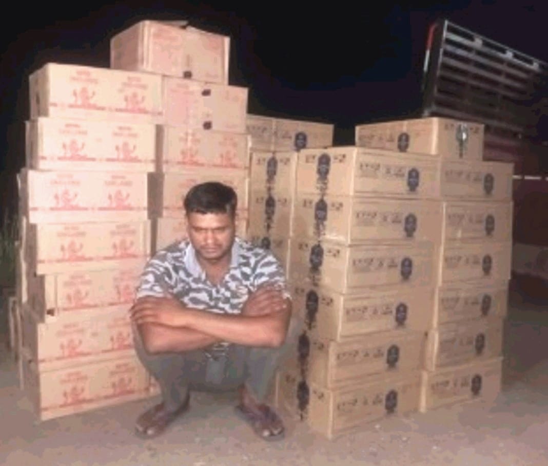 पिकअप में सब्जी तले मिली शराब की खेप