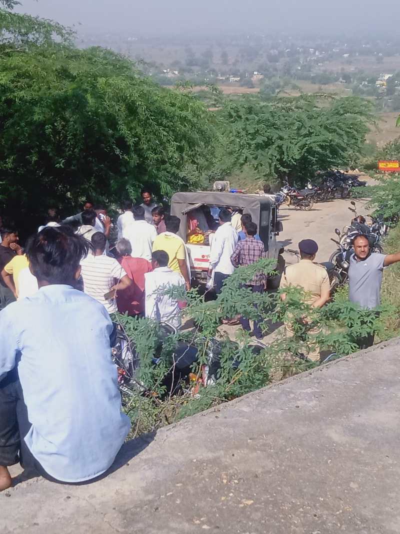 मूर्ति खंडित कर पूजा सामग्री को किया खुदबुर्द, ग्रामीणों ने जताया रोष