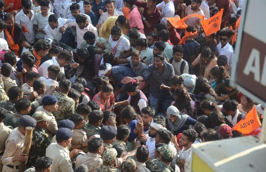 एबीवीपी ने भूपेश बघेल सरकार की विफलताओं के विरोध में ‘छात्र आक्रोश रैली’ आयोजित
की।