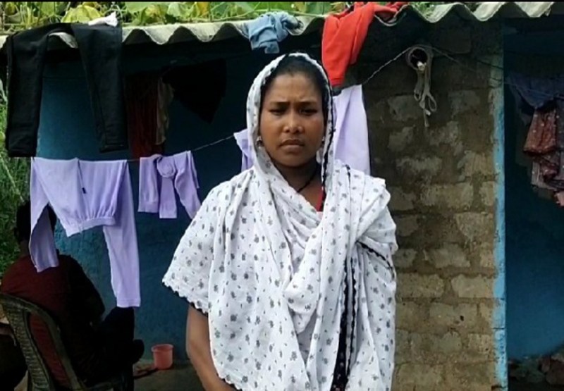 Video: बेवा बोली- 3 किलो महुआ से बनी शराब के एवज में आबकारी वालों ने ऐंठ लिए 15 हजार रुपए, वीडियो वायरल