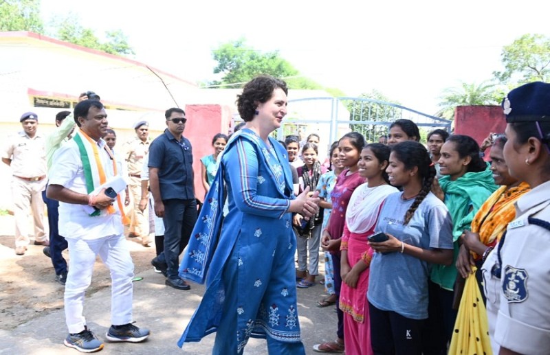 गर्ल्स हॉस्टल की छात्राओं के साथ लीं सेल्फी