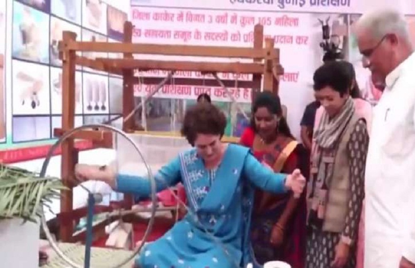 Priyanka Gandhi In Kanker : ‘पंचायत राज महासम्मेलन’ में प्रियंका गांधी ने चलाया
चरखा, देखें video