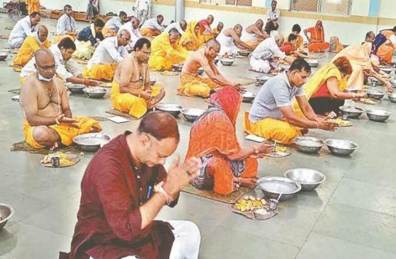 सर्व समाज के लोग कर रहे पितृ तर्पण, नि:शुल्क हो रहा आयोजन, यज्ञ में कर रहे विशेष आहुतियां अर्पित