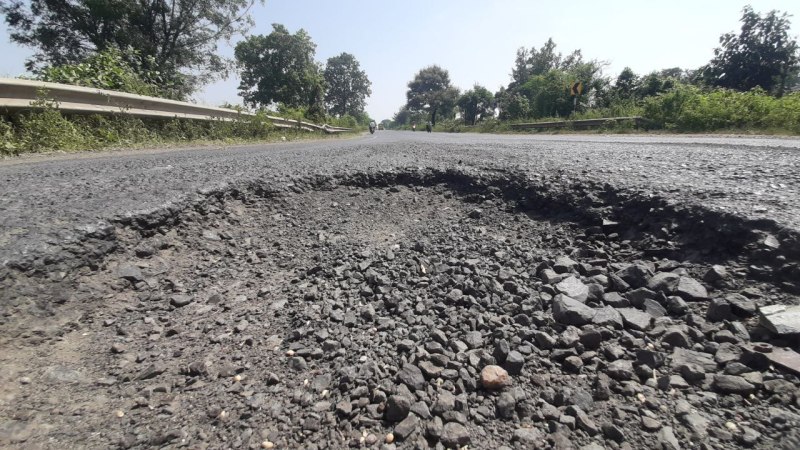 नेशनल हाइवे में गडढों में पेबर ब्लाक,स्टेट हाइवे में 6 इंच गहरे गडढे,
