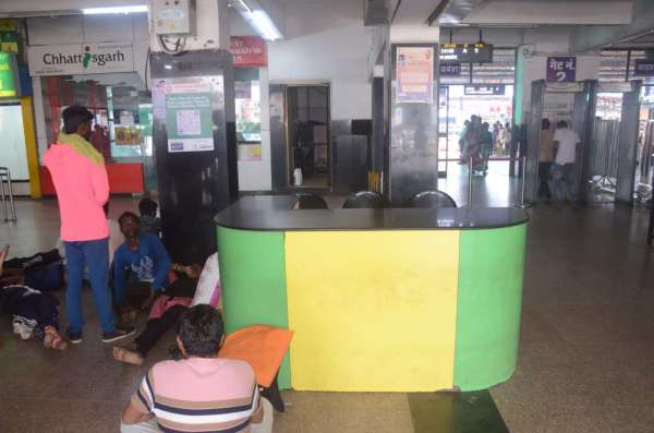 रायपुर रेलवे स्टेशन में अव्यवस्था का अंबार लगा हुआ है।