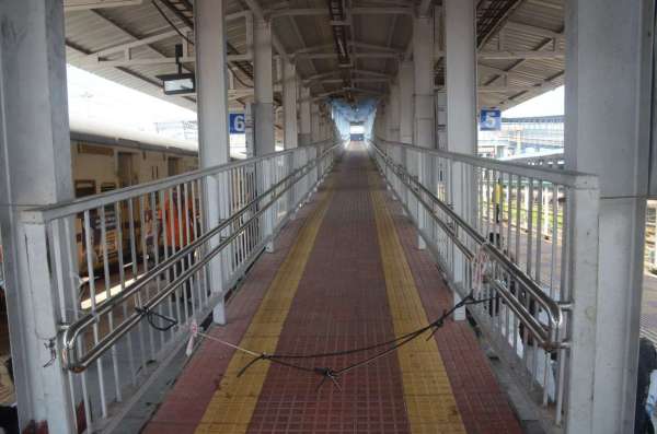 रायपुर रेलवे स्टेशन में अव्यवस्था का अंबार लगा हुआ है।