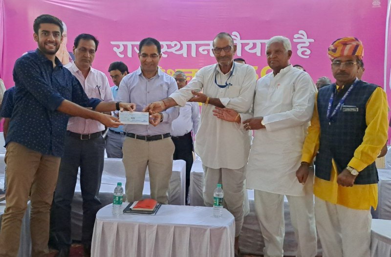 Tithendra got a check of one lakh for being first in essay competition