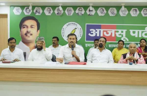 पार्टी अध्यक्ष महतो ने कहा कि पार्टी अनुशासन से ही लक्ष्य तक पहुंच सकती है। राज्य में पार्टी की जड़े मजबूत करनी होगी। पार्टी को आगे बढ़ाने की जिम्मेदारी सभी पर। सभी को मिलकर जिम्मेदारी लेते हुए तीन महीने के अंदर एक लाख सक्रिय सदस्यों को पार्टी से जोड़ना है। महाधिवेशन की समीक्षा करते हुए उन्होंने कहा कि राज्य के बड़ी आबादी पर महाधिवेशन का साकारत्मक असर है, लोग महाधिवेशन के सोच और प्रयास को सरहा रहे हैं।