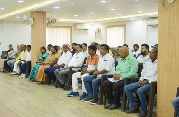 झारखंड में आजसू के हरमू स्थित केंद्रीय कार्यलय में केंद्रीय अध्यक्ष सुदेश कुमार महतो की अध्यक्षता में आयोजित बैठक में संगठन के विस्तार पर चर्चा हुई और पार्टी के भावी केंद्रीय समिति का स्वरूप तय किया गया। बैठक में यह निर्णय लिया गया कि पार्टी के केंद्रीय समिति में 50 प्रतिशत युवा सदस्य होंगे जिनकी उम्र 40 वर्ष से कम होगी इसके साथ ही समिति में 30 प्रतिशत महिला पदाधिकारी भी होंगी। सामाजिक भागीदारी सुनिश्चित करने के लिए राज्य के आबादी के आधार पर केंद्रीय समिति में पदाधिकारियों को स्थान दिया जाएगा। राज्य के सभी प्रखंड और नगर निकाय से पूरी निष्ठा और समर्पण के साथ काम करने वाले कम से कम एक महिला एवं एक पुरुष केंद्रीय समिति में अपने क्षेत्र का प्रतिनिधित्व करेंगे।