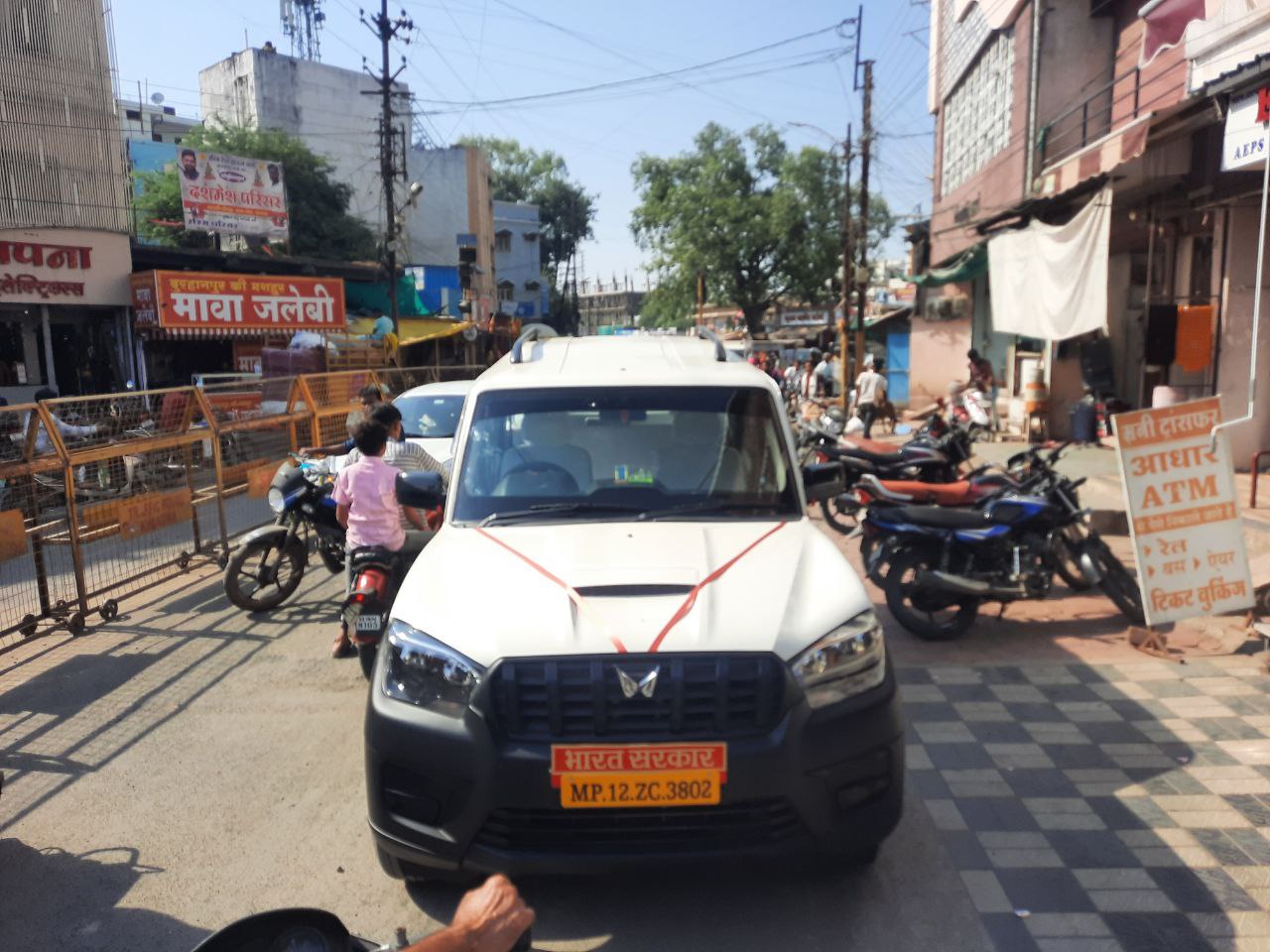 भारत सरकार लिखी कार ने लगाया जाम, परेशान हुए लोग